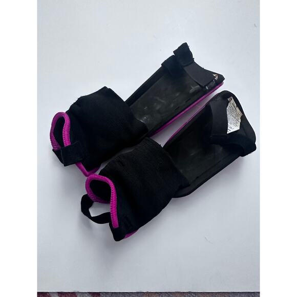 Umbro Girls Soccer Shin Guards - Size Medium - Picture 3 of 4